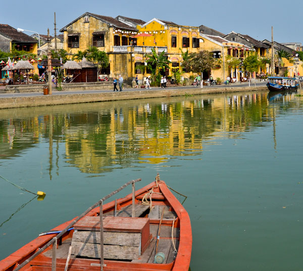 Hoi An town beside the river Thu Bon